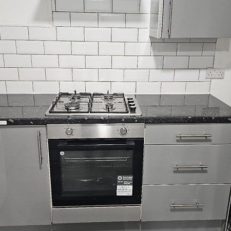 Spacious Double Bedroom With Private Toilet And Shared Kitchen With On Premesis Parking Oldbury  Exterior photo