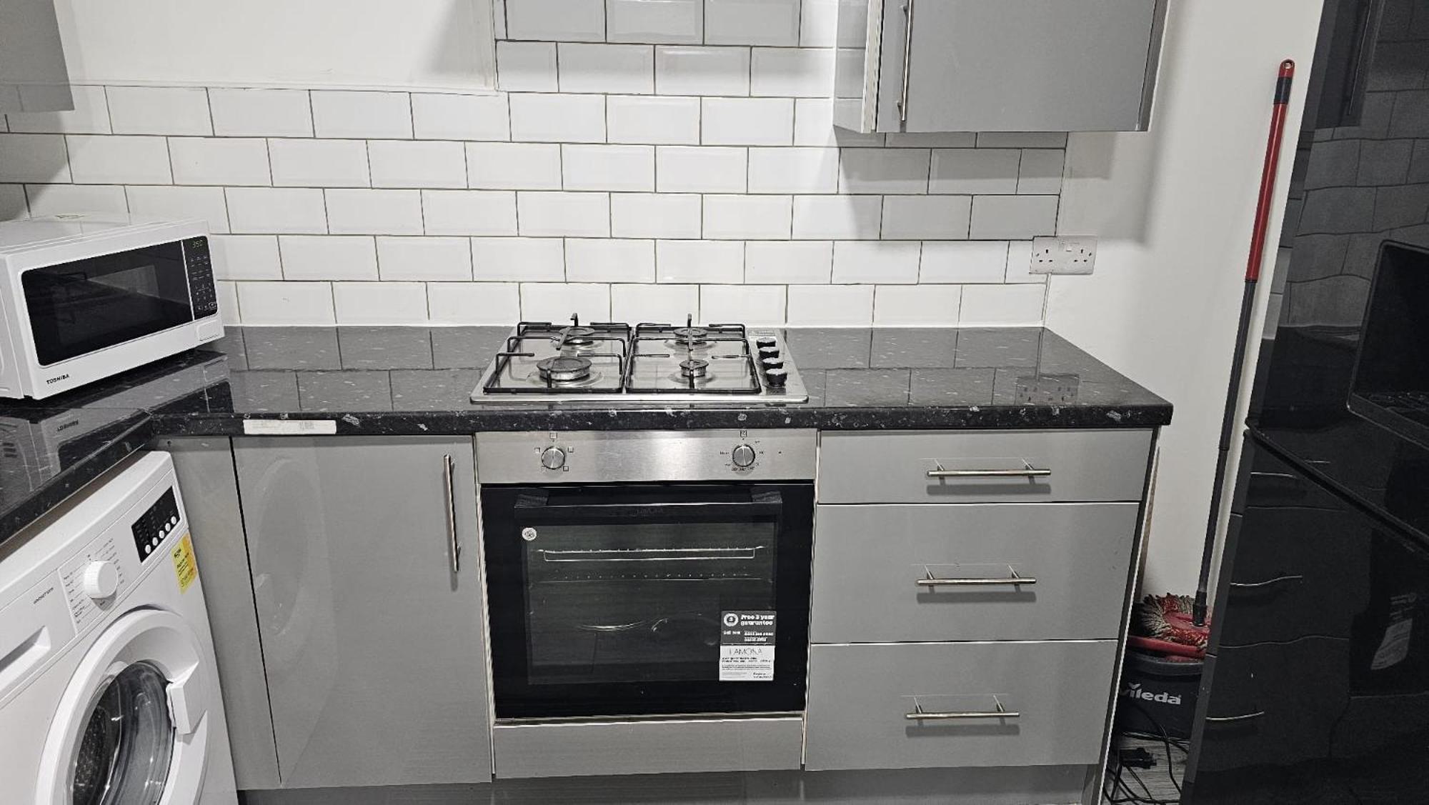 Spacious Double Bedroom With Private Toilet And Shared Kitchen With On Premesis Parking Oldbury  Exterior photo