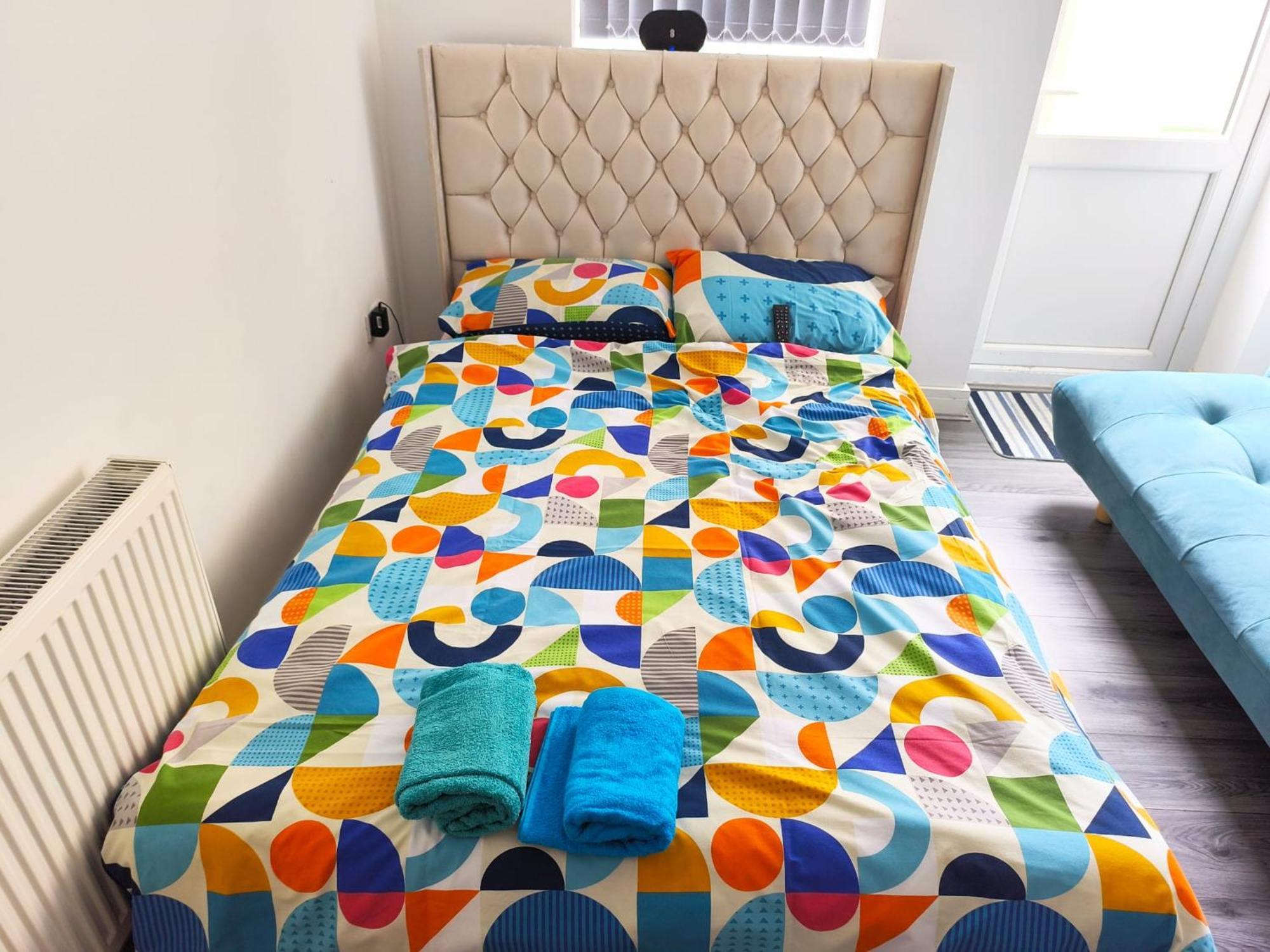 Spacious Double Bedroom With Private Toilet And Shared Kitchen With On Premesis Parking Oldbury  Exterior photo